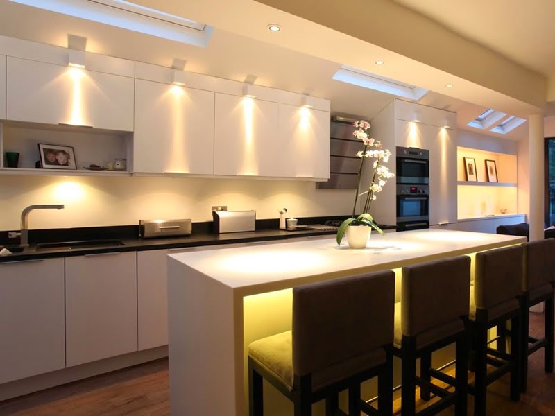 Lắp đèn led trên tủ bếp cũng là một cách trang trí khá mới lạ