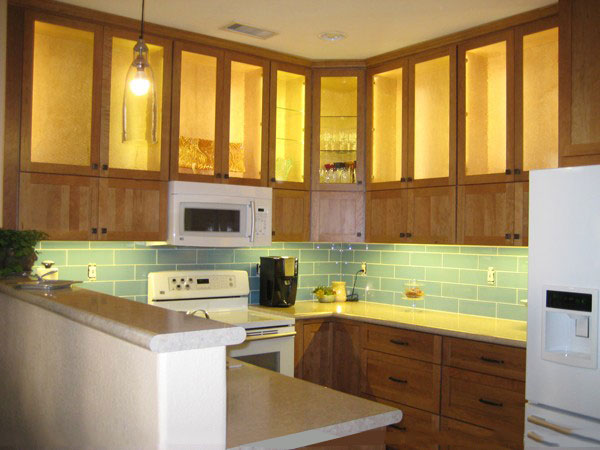 Đèn led được lắp trong từng ngăn tủ giúp căn bếp sinh động hơn