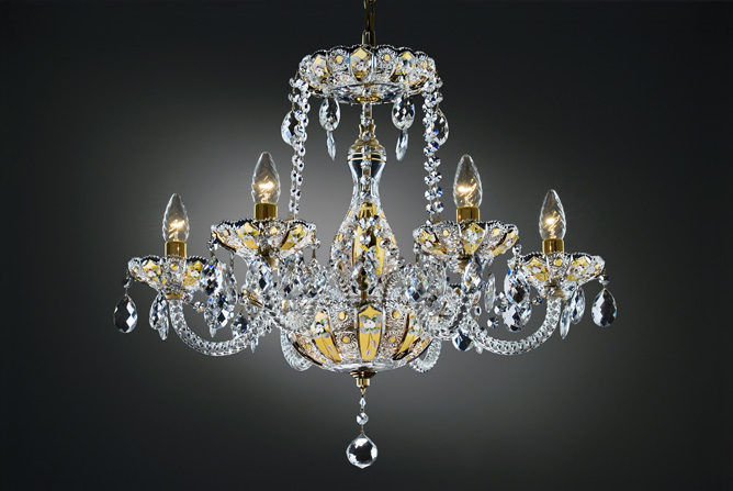 Khác biệt giữa đèn chùm pha lê và đèn chùm thủy tinh