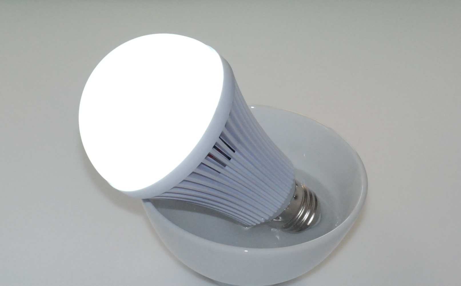 Bóng đèn led giúp tiết kiệm điện năng tỏa nhiệt ít