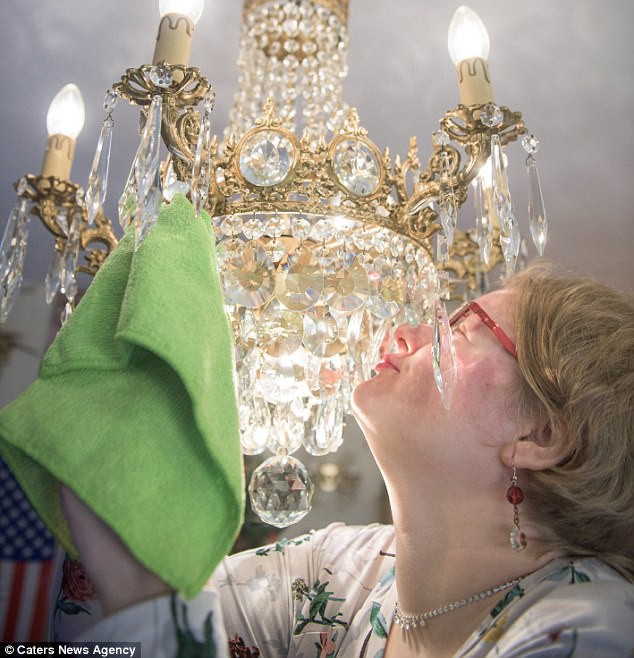 Chuyện tình giữa người phụ nữ với chiếc đèn chùm: Gặp nhau qua mạng, đính hôn rồi ngoại tình với những chiếc đèn khác