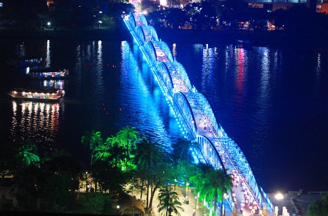 Hệ thống đèn chiếu sáng nghệ thuật mới trên cầu Trường Tiền