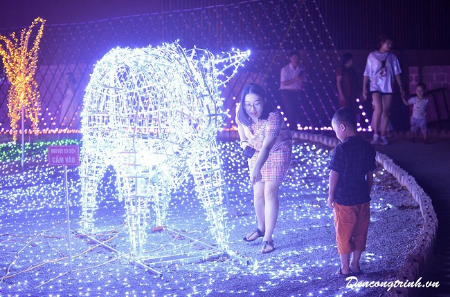 Dẫm đạp bóng đèn trang trí tại công viên ánh sáng vừa khai trương