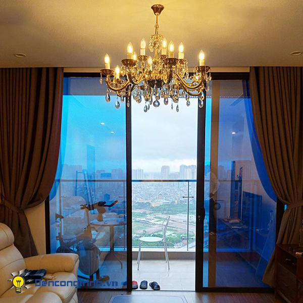 Vì sao sử dụng đèn chùm pha lê nến để trang trí phòng khách?