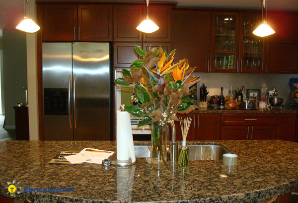 Bạn có thể tự lắp đặt đèn thả trang trí bàn ăn khi biết những điều này